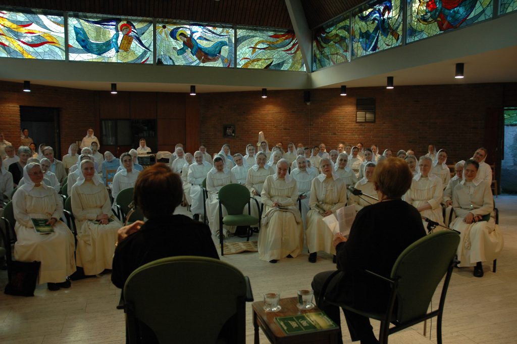 Holocaust-Überlebende erzählen aus ihrem Lebenrussisch-jüdische Besuchergruppe Holocaust-Überlebende erzählen aus ihrem Leben