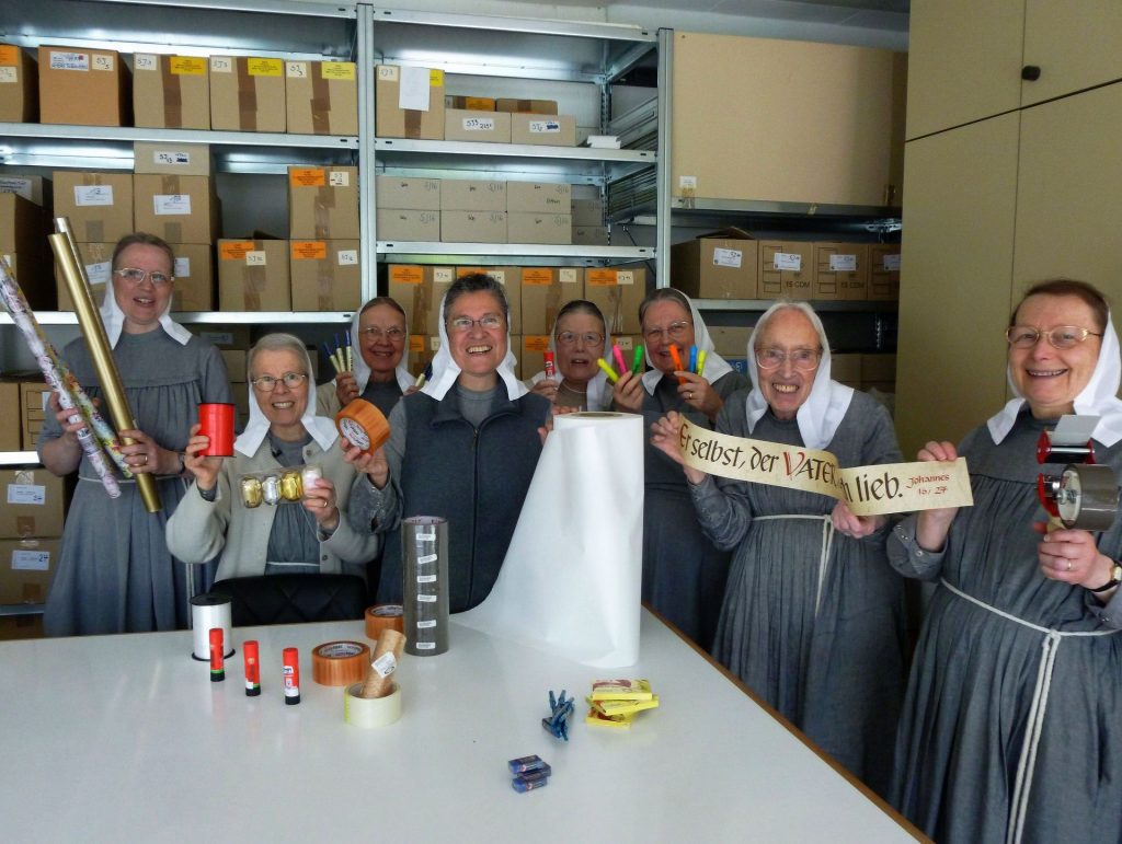 선물 받은 문구용품에 기뻐하는 출판부 자매들 선물 받은 문구용품에 기뻐하는 출판부 자매들