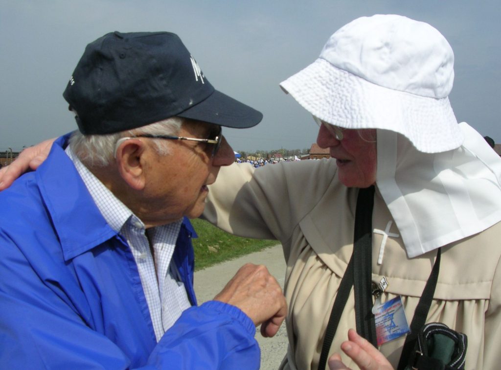 Überlebender-Auschwitz Schwester mit Holocaust-Überlebendem in Auschwitz